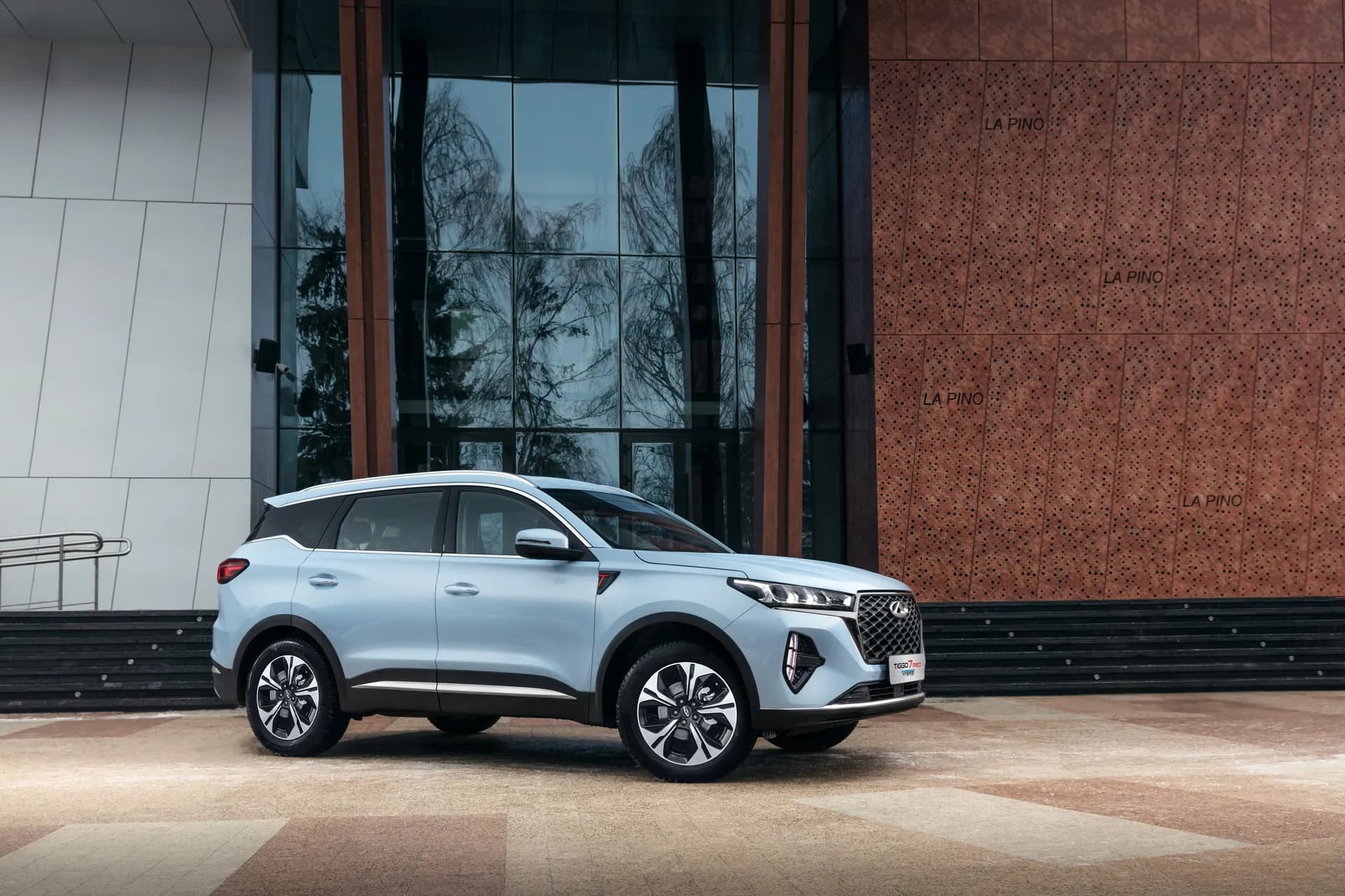 Tiggo 7 Pro Hybrid frente edificio