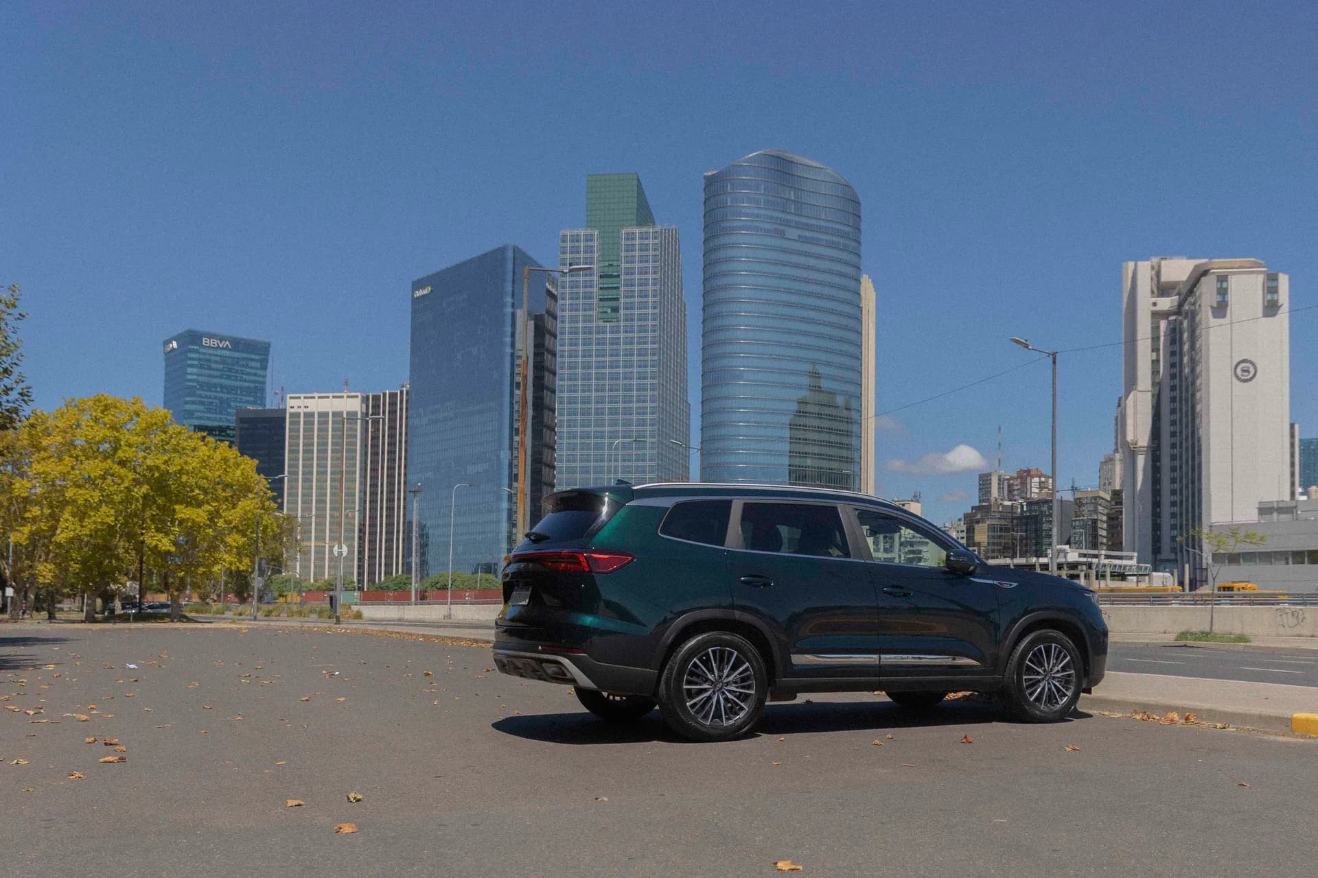 Tiggo 8 Pro con skyline Puerto Madero