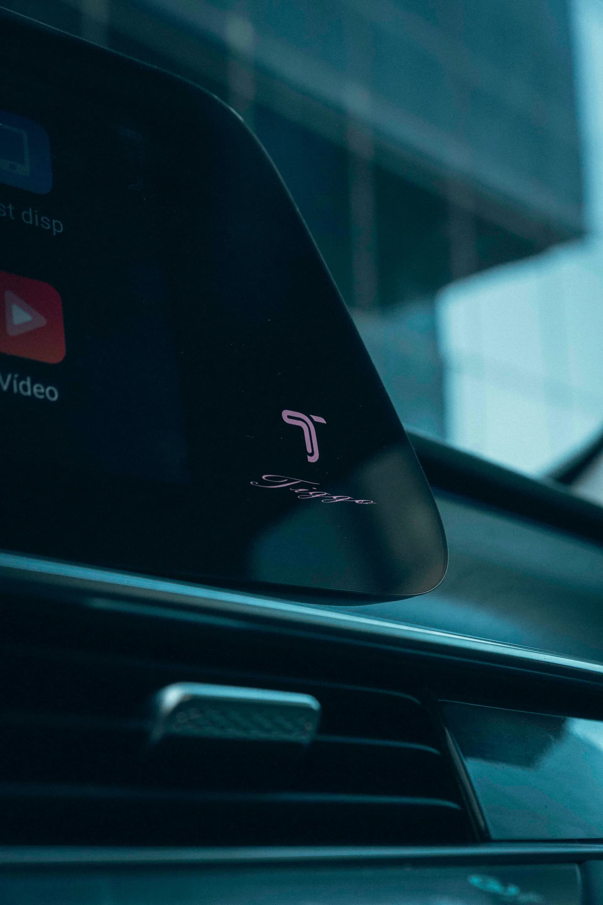 Tiggo 8 Pro frontal con luces encendidas