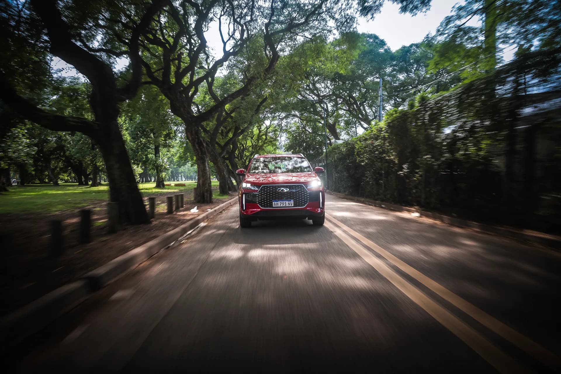 Tiggo 4 Hybrid frontal en arboleda
