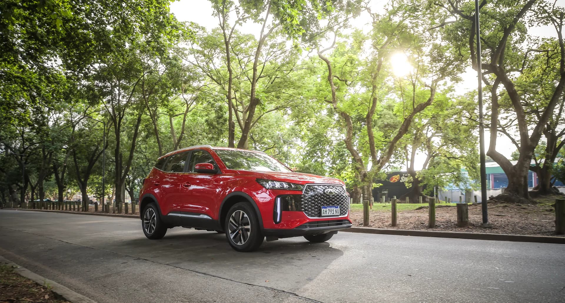 Tiggo 4 Hybrid en parque con sol